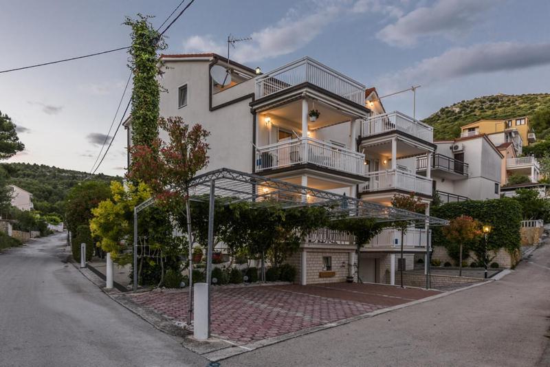 Apartments Luka - Trogir, Marina 150M From The Beach Exterior foto